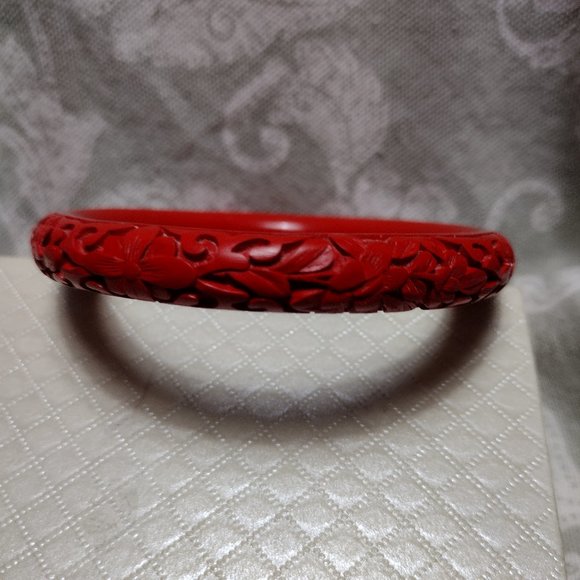 🎬Vintage🎬 Carved Cinnabar Bangle Bracelet - Picture 1 of 8